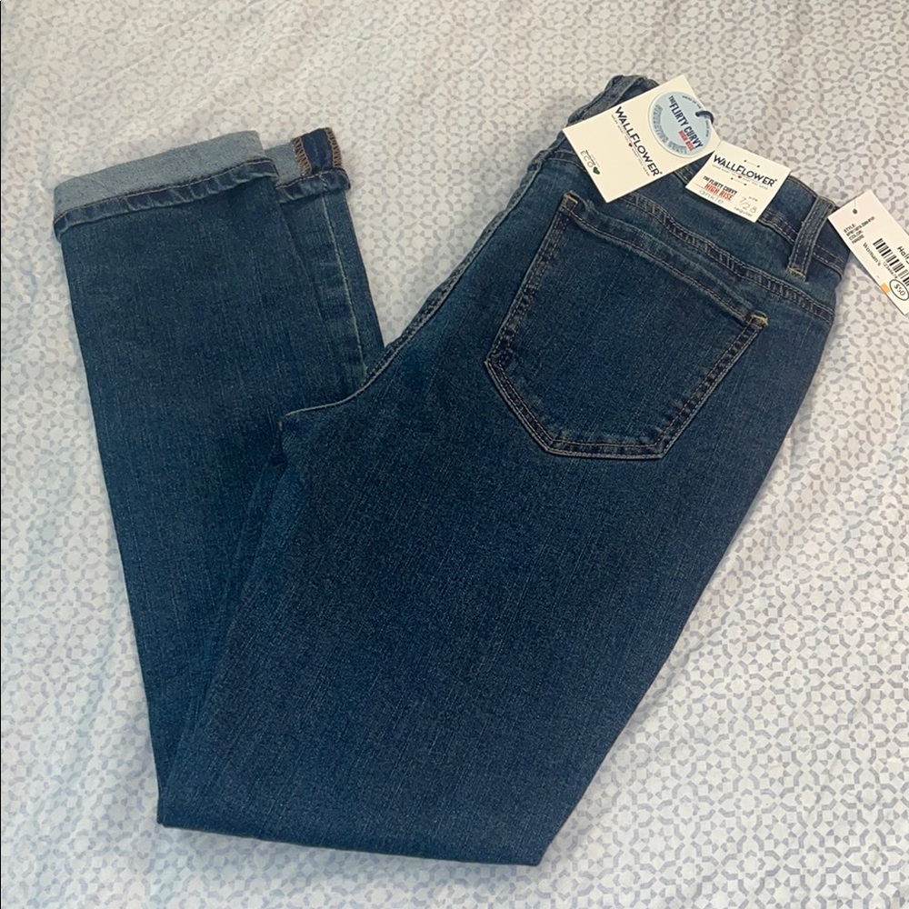 Wallflower Woman’s The flirty curvy high rise ankle size 7 Blue Jeans
